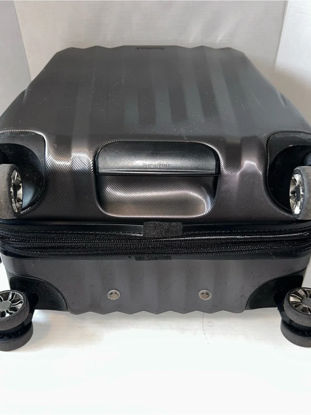 Ricardo Hard Shell Carry-On Luggage in Gunmetal Gray